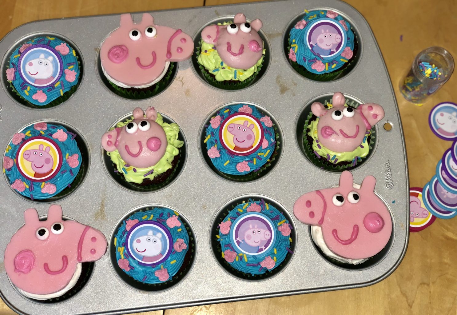 Easy Make-It-Yourself Peppa Pig Cupcakes with Store-bought Ingredients and Decorations