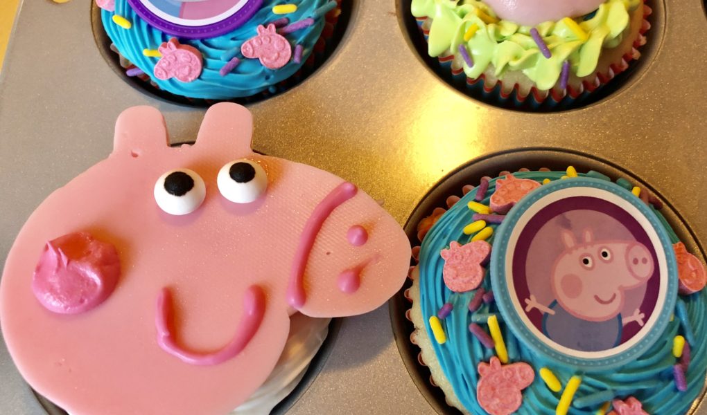 Easy Make-It-Yourself Peppa Pig Cupcakes with Store-bought Ingredients and Decorations