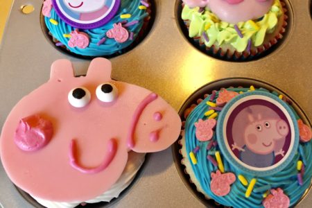 Easy Make-It-Yourself Peppa Pig Cupcakes with Store-bought Ingredients and Decorations