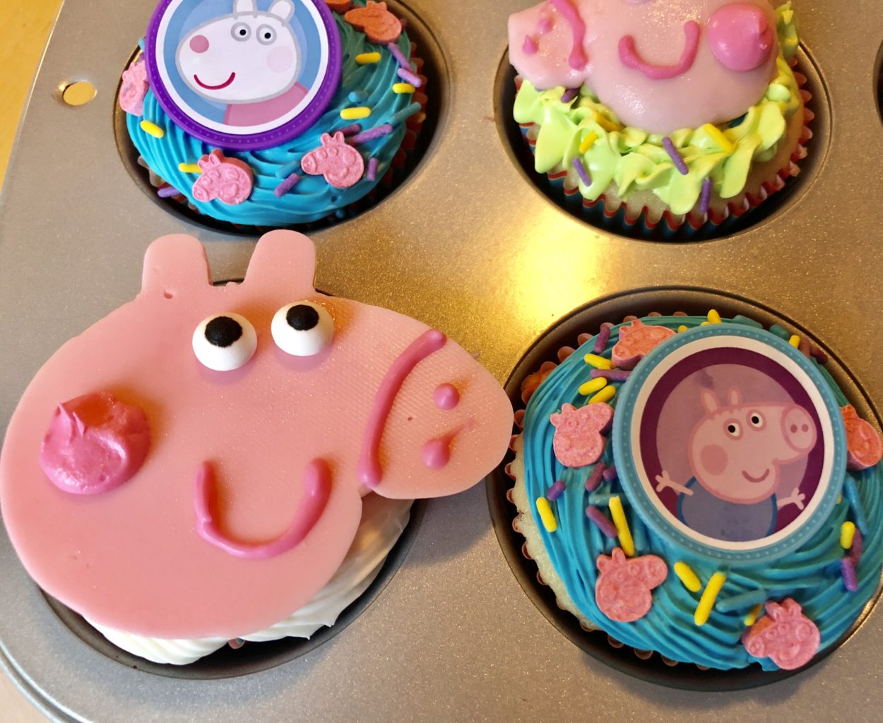 Easy Make-It-Yourself Peppa Pig Cupcakes with Store-bought Ingredients and Decorations