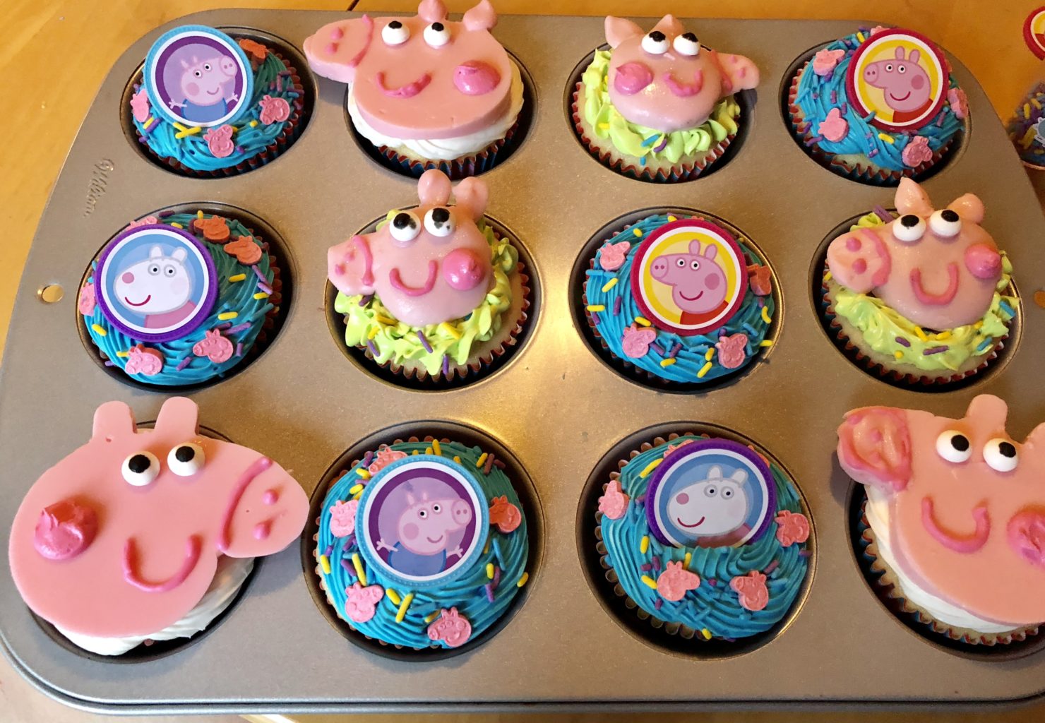 Easy Make-It-Yourself Peppa Pig Cupcakes with Store-bought Ingredients and Decorations