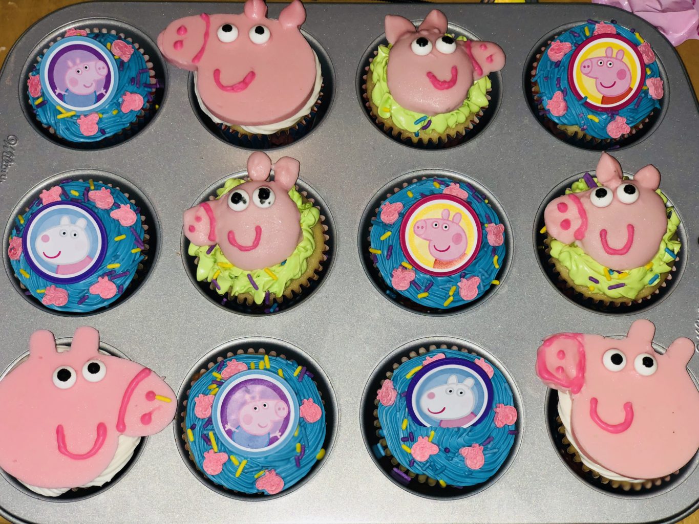 Easy Make-It-Yourself Peppa Pig Cupcakes with Store-bought Ingredients and Decorations