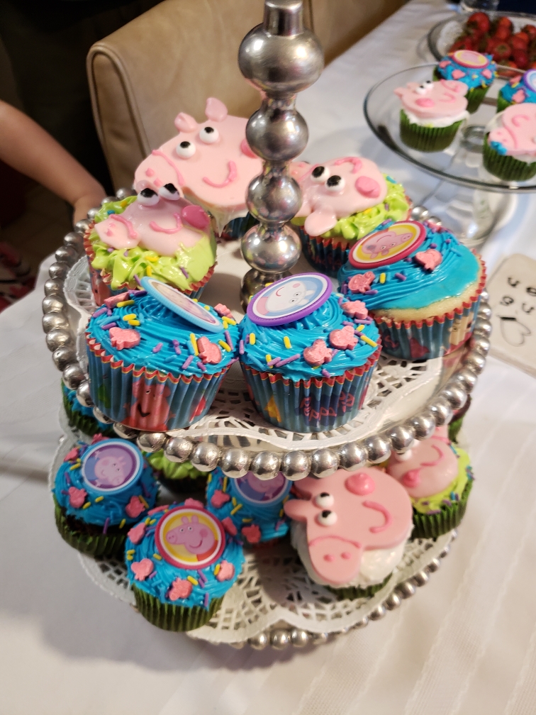 Easy Make-It-Yourself Peppa Pig Cupcakes with Store-bought Ingredients and Decorations