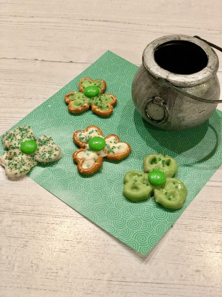 Lucky Shamrock Chocolate Pretzel M&M Cookies for St. Patricks Day | Easy no-bake holiday treats with pretzels, candy melts, M&Ms and sprinkles #stpatricsday #holidays #shamrock #pretzelcookies