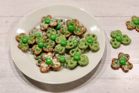 Lucky Shamrock Chocolate Pretzel M&M Cookies for St. Patricks Day | Easy no-bake holiday treats with pretzels, candy melts, M&Ms and sprinkles #stpatricsday #holidays #shamrock #pretzelcookies