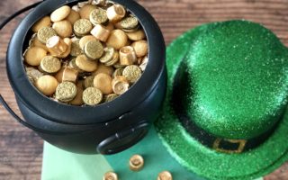 Easy Edible Leprechaun Gold Coins for St. Patrick's Day Pot of Gold: Tips and Tricks to Avoid a Pinterest Fail #stpatricksday #leprechaungold #kidsactivities #holidays