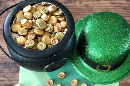 Easy Edible Leprechaun Gold Coins for St. Patrick's Day Pot of Gold: Tips and Tricks to Avoid a Pinterest Fail #stpatricksday #leprechaungold #kidsactivities #holidays