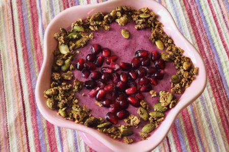 Red Superfood Antioxidant Smoothie Bowl: Beet-pomegranate-flaxseed powerhouse breakfast #cleaneating #breakfastrecipes #smoothie #smoothiebowl