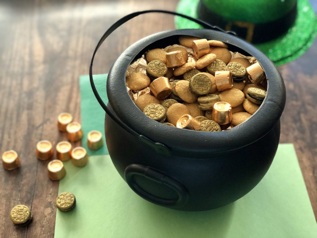 Easy Edible Leprechaun Gold Coins for St. Patrick's Day Pot of Gold: Tips and Tricks to Avoid a Pinterest Fail #stpatricksday #leprechaungold #kidsactivities #holidays