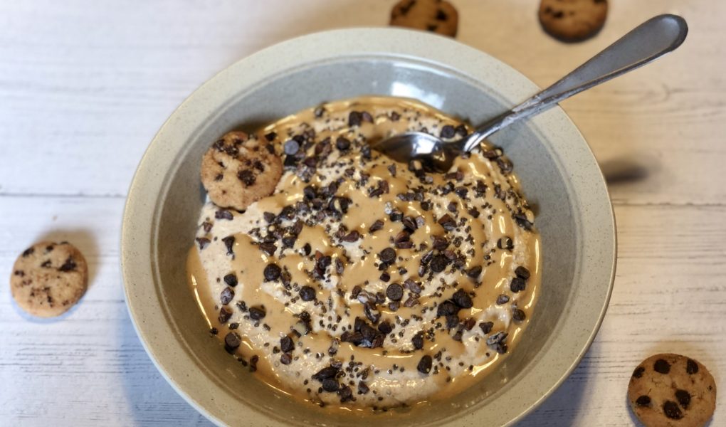 Healthy Cookie Dough Smoothie Bowl | No refined sugar, clean eating breakfast recipe #cleaneating #breakfast #smoothies #healthyeats