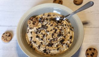 Healthy Cookie Dough Smoothie Bowl | No refined sugar, clean eating breakfast recipe #cleaneating #breakfast #smoothies #healthyeats