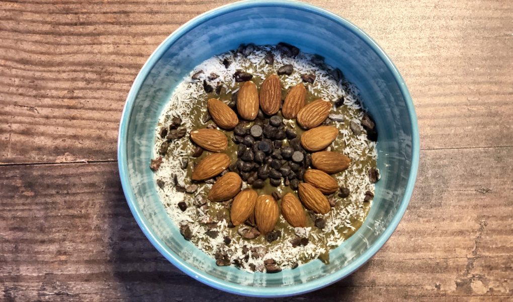 Mint Chocolate Chip Smoothie Bowl | Healthy high-protein, low-sugar breakfast recipe #smoothiebowl #smoothie #cleaneating #breakfastrecipes