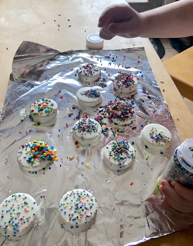 Celebration Oreos for Every Occasion: Easy chocolate-dipped dessert for Christmas, Easter, birthday and more | Just add sprinkles! #oreo #dessert #cookies