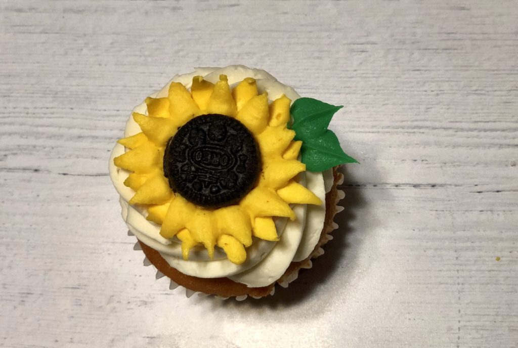 Buttercream Oreo Sunflowers for Cupcakes and Cakes | How-To Tutorial | No Fondant Required | Perfect for 'Frozen Fever' birthday! #cakedecorating #sunflowercupcakes #buttercream #frozenfever