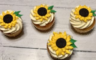 Buttercream Oreo Sunflowers for Cupcakes and Cakes | How-To Tutorial | No Fondant Required | Perfect for 'Frozen Fever' birthday! #cakedecorating #sunflowercupcakes #buttercream #frozenfever