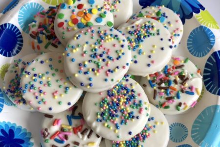 Celebration Oreos for Every Occasion: Easy chocolate-dipped dessert for Christmas, Easter, birthday and more | Just add sprinkles! #oreo #dessert #cookies