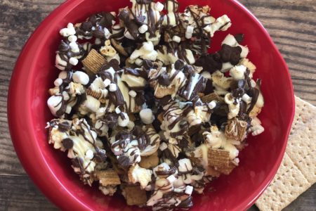 S'mores Popcorn Snack Mix | Chocolate, marshmallows, and grahams combined with popcorn for a twist on a classic snack #smores #sleepover #kidsnacks #trailmix