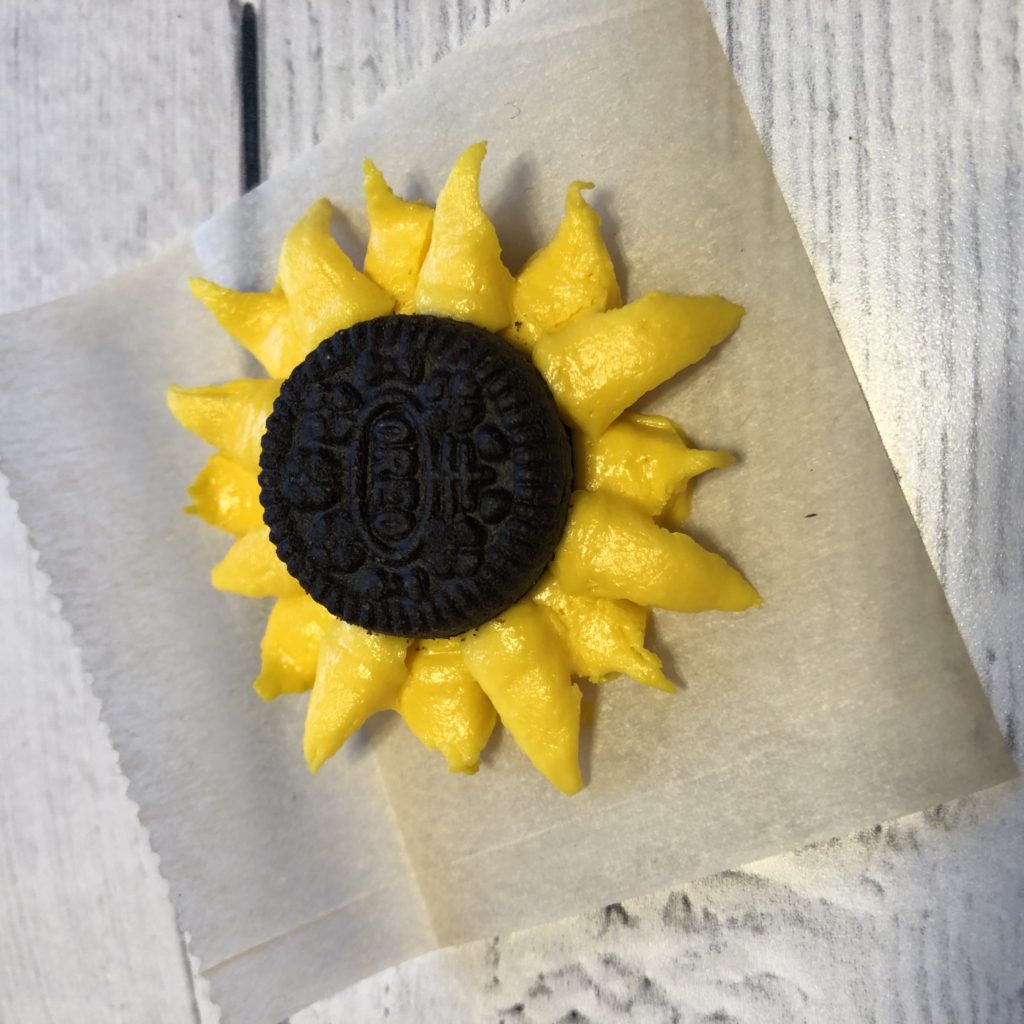 Buttercream Oreo Sunflowers for Cupcakes and Cakes | How-To Tutorial | No Fondant Required | Perfect for 'Frozen Fever' birthday! #cakedecorating #sunflowercupcakes #buttercream #frozenfever