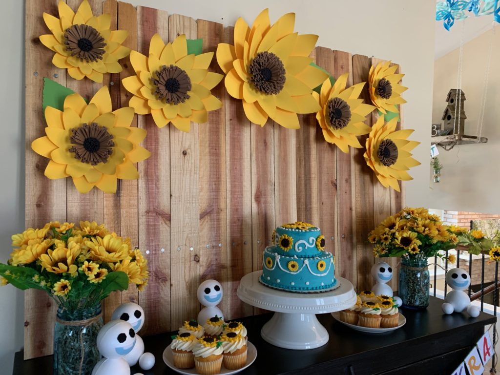 Buttercream Oreo Sunflowers for Cupcakes and Cakes | How-To Tutorial | No Fondant Required | Perfect for 'Frozen Fever' birthday! #cakedecorating #sunflowercupcakes #buttercream #frozenfever