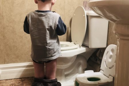 How to Potty Train the Reluctant Toddler: A No-Bullsh*t Guide to What You Need and What to Expect #toddler #pottytraining #parenting