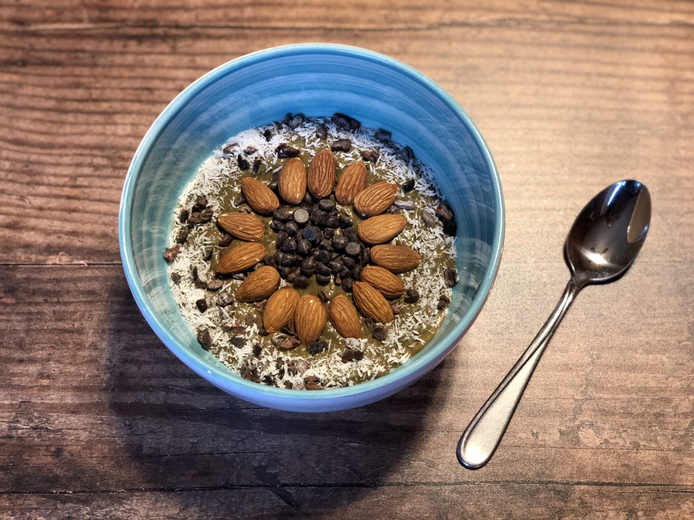 Mint Chocolate Chip Smoothie Bowl | Healthy high-protein, low-sugar breakfast recipe #smoothiebowl #smoothie #cleaneating #breakfastrecipes
