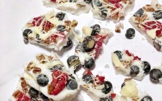 Berry Frozen Yogurt Bark | Healthy, low-sugar snack #yogurt #cleaneats #cleansweets #healthysnacks