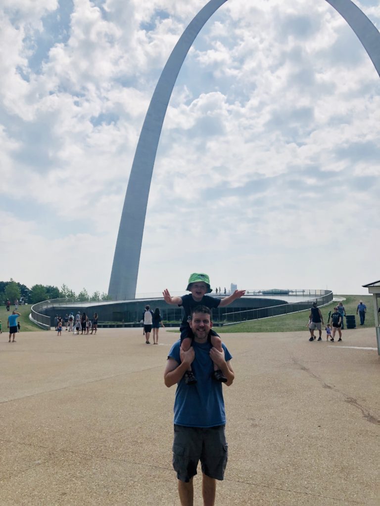 Road Trip with Kids: Destination - St. Louis, Missouri | A 4-day family getaway on a budget with #momhack tips and a full intinerary of fun #vacation #travel #familyfun #familyvacation