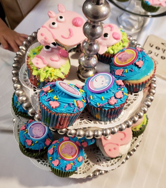 Easy Make-It-Yourself Peppa Pig Cupcakes with Store-bought Ingredients and Decorations