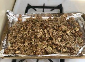 Paleo Apple Pie Granola: No refined sugar, clean eating, naturally sweetened breakfast treat #cleaneating #recipes #paleo