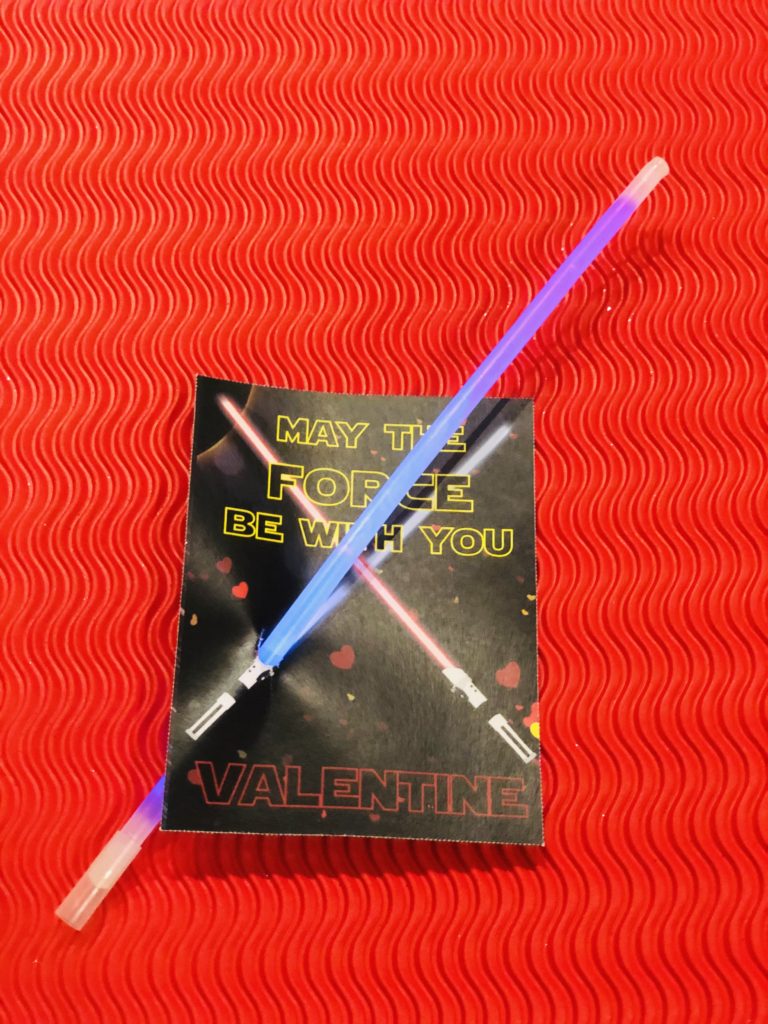 Free Printable Star Wars Valentine: DIY Glowstick Lightsaber Craft #valentinesday #starwars #valentines #printables