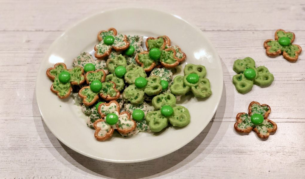 Lucky Shamrock Chocolate Pretzel M&M Cookies for St. Patricks Day | Easy no-bake holiday treats with pretzels, candy melts, M&Ms and sprinkles #stpatricsday #holidays #shamrock #pretzelcookies