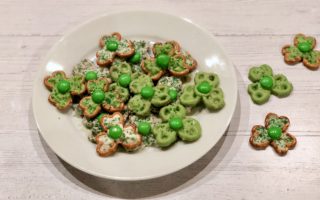 Lucky Shamrock Chocolate Pretzel M&M Cookies for St. Patricks Day | Easy no-bake holiday treats with pretzels, candy melts, M&Ms and sprinkles #stpatricsday #holidays #shamrock #pretzelcookies