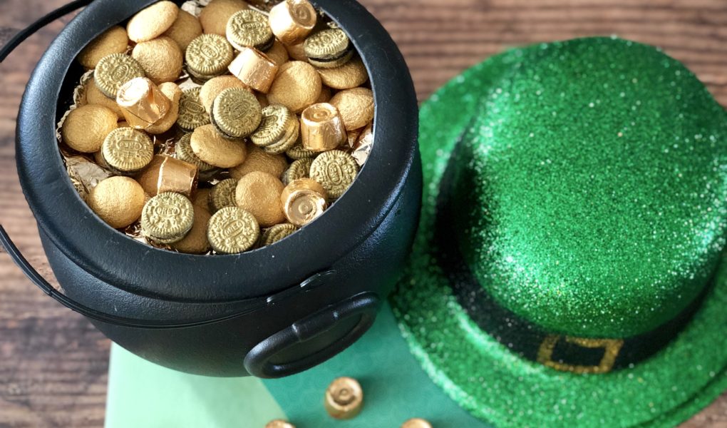Easy Edible Leprechaun Gold Coins for St. Patrick's Day Pot of Gold: Tips and Tricks to Avoid a Pinterest Fail #stpatricksday #leprechaungold #kidsactivities #holidays