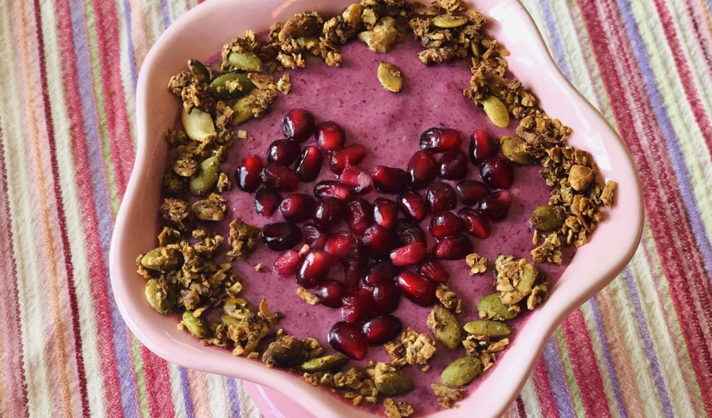 Red Superfood Antioxidant Smoothie Bowl: Beet-pomegranate-flaxseed powerhouse breakfast #cleaneating #breakfastrecipes #smoothie #smoothiebowl