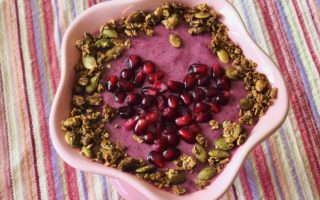 Red Superfood Antioxidant Smoothie Bowl: Beet-pomegranate-flaxseed powerhouse breakfast #cleaneating #breakfastrecipes #smoothie #smoothiebowl