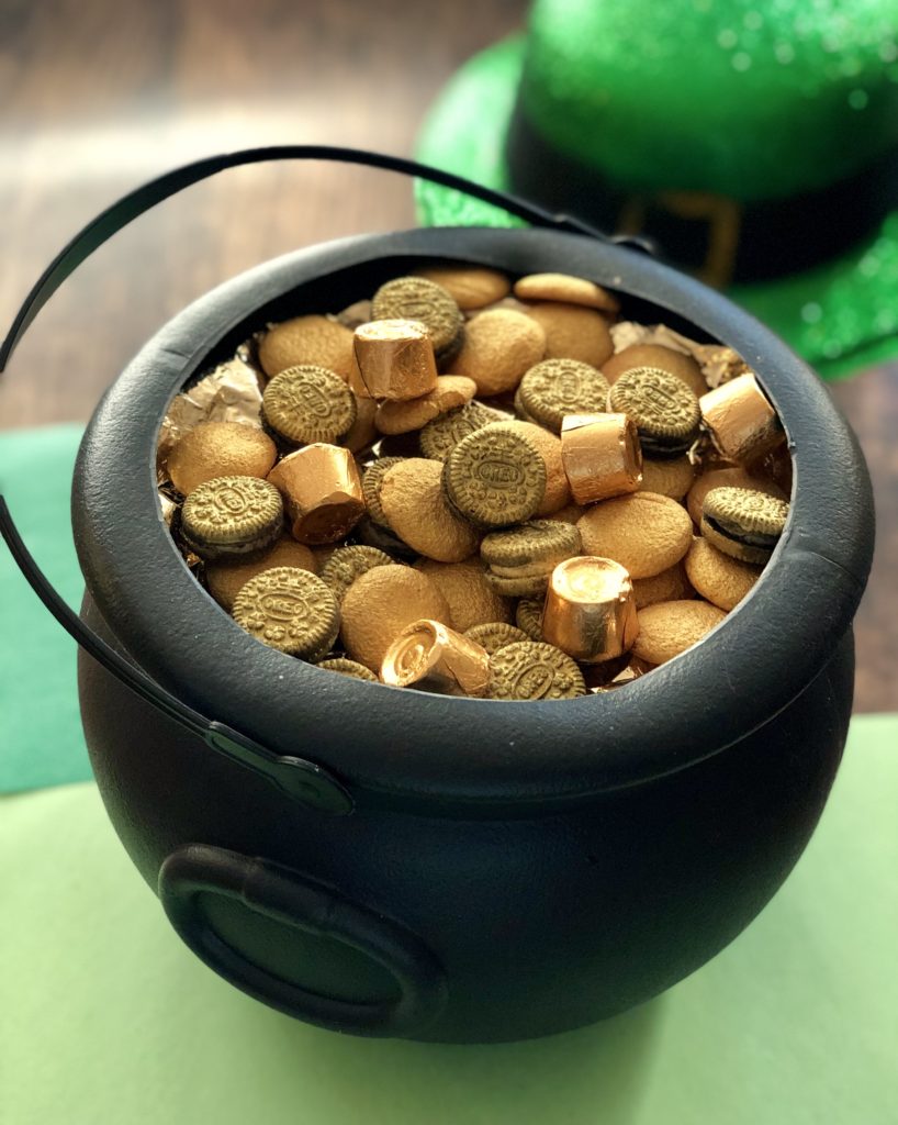 Easy Edible Leprechaun Gold Coins for St. Patrick's Day Pot of Gold: Tips and Tricks to Avoid a Pinterest Fail #stpatricksday #leprechaungold #kidsactivities #holidays