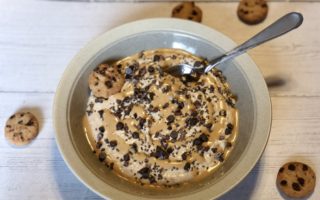 Healthy Cookie Dough Smoothie Bowl | No refined sugar, clean eating breakfast recipe #cleaneating #breakfast #smoothies #healthyeats