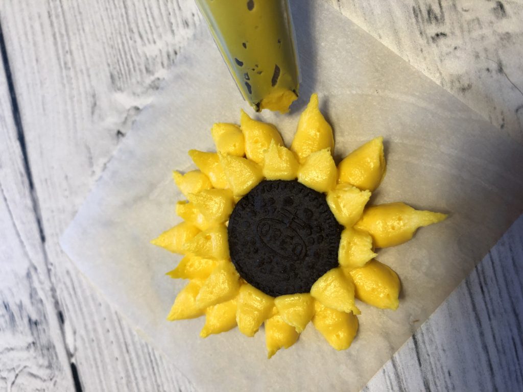 Buttercream Oreo Sunflowers for Cupcakes and Cakes | How-To Tutorial | No Fondant Required | Perfect for 'Frozen Fever' birthday! #cakedecorating #sunflowercupcakes #buttercream #frozenfever