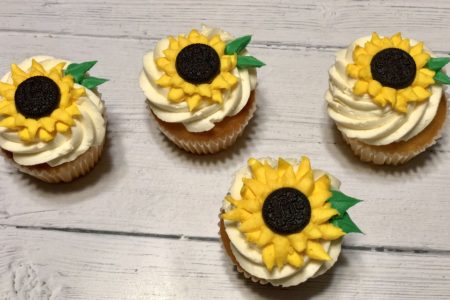 Buttercream Oreo Sunflowers for Cupcakes and Cakes | How-To Tutorial | No Fondant Required | Perfect for 'Frozen Fever' birthday! #cakedecorating #sunflowercupcakes #buttercream #frozenfever
