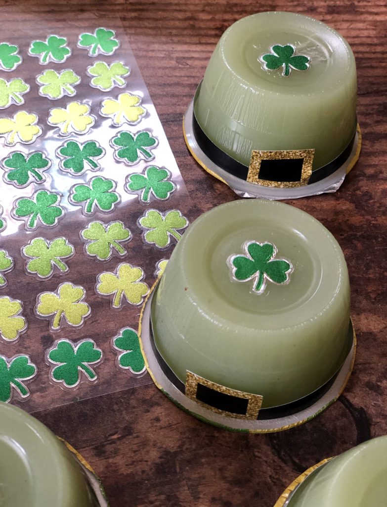 St. Patrick's Day Leprechaun Hat Applesauce Cups | Free printable for easy DIY | Healthy school daycare preschool snack #stpatricksday #leprechaun #healthysnacks #kidssnacks