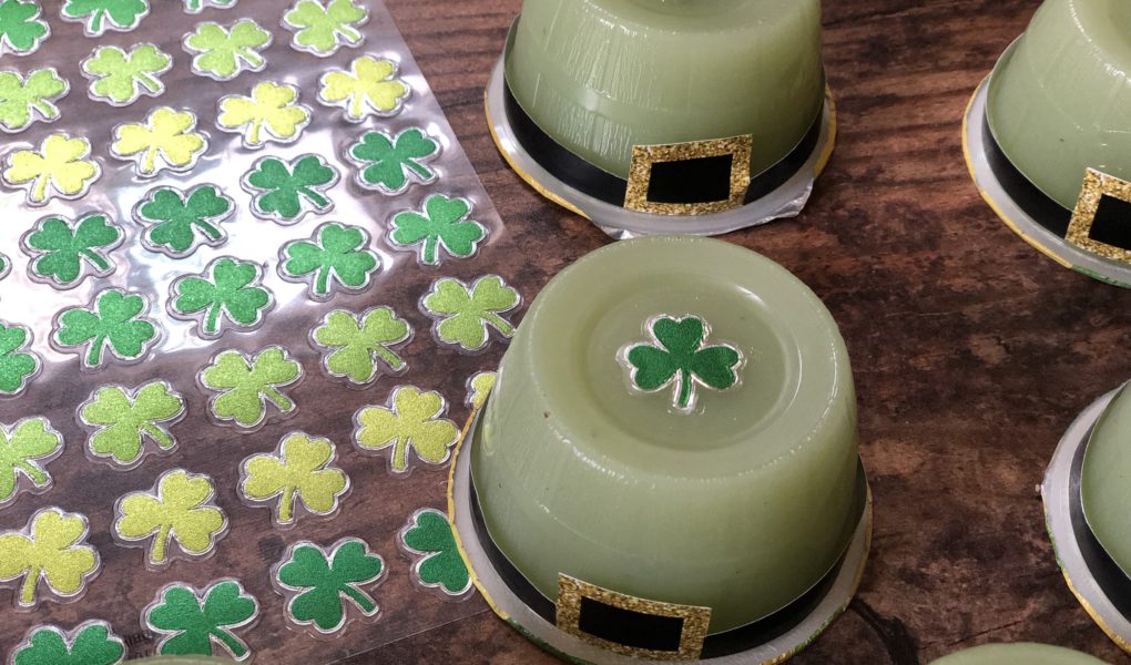 St. Patrick's Day Leprechaun Hat Applesauce Cups | Free printable for easy DIY | Healthy school daycare preschool snack #stpatricksday #leprechaun #healthysnacks #kidssnacks