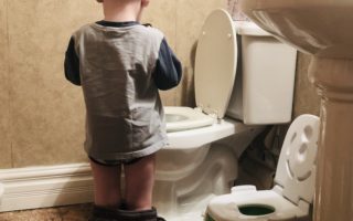 How to Potty Train the Reluctant Toddler: A No-Bullsh*t Guide to What You Need and What to Expect #toddler #pottytraining #parenting
