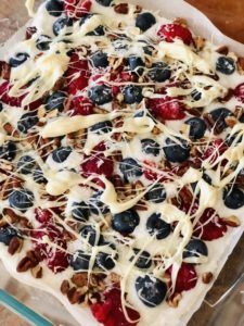 Berry Frozen Yogurt Bark | Healthy, low-sugar snack #yogurt #cleaneats #cleansweets #healthysnacks