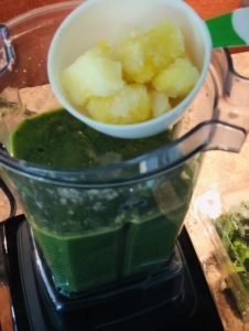 Green detox smoothie avocado spinach green apple clean eating health veggie-loaded smoothie recipe #smoothie #greensmoothie #detox